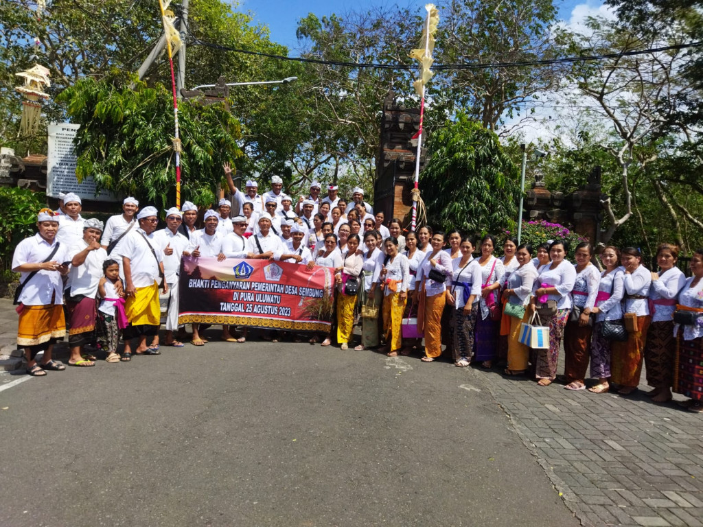 Penganyaran ring pura luhur uluwatu